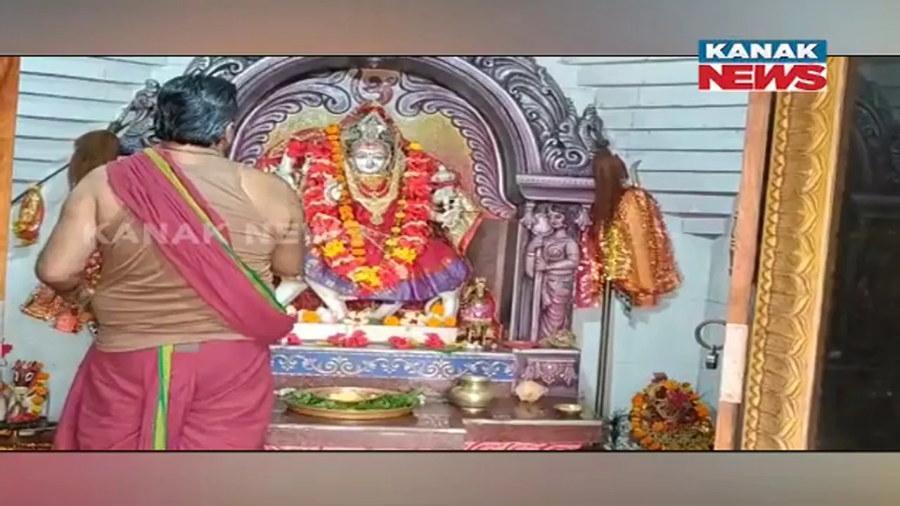  ଆଠଗଡ଼ର ମାଆ ବନଦୁର୍ଗାଙ୍କ ମନ୍ଦିରକୁ ନେଇ ଚର୍ଚ୍ଚା : ୬୦ ଦଶକର ଏହି ମନ୍ଦିରରେ ନାହିଁ କବାଟ; ହେଲେ ଚୋରି କରିବାକୁ ଭୟ କରନ୍ତି ଚୋର