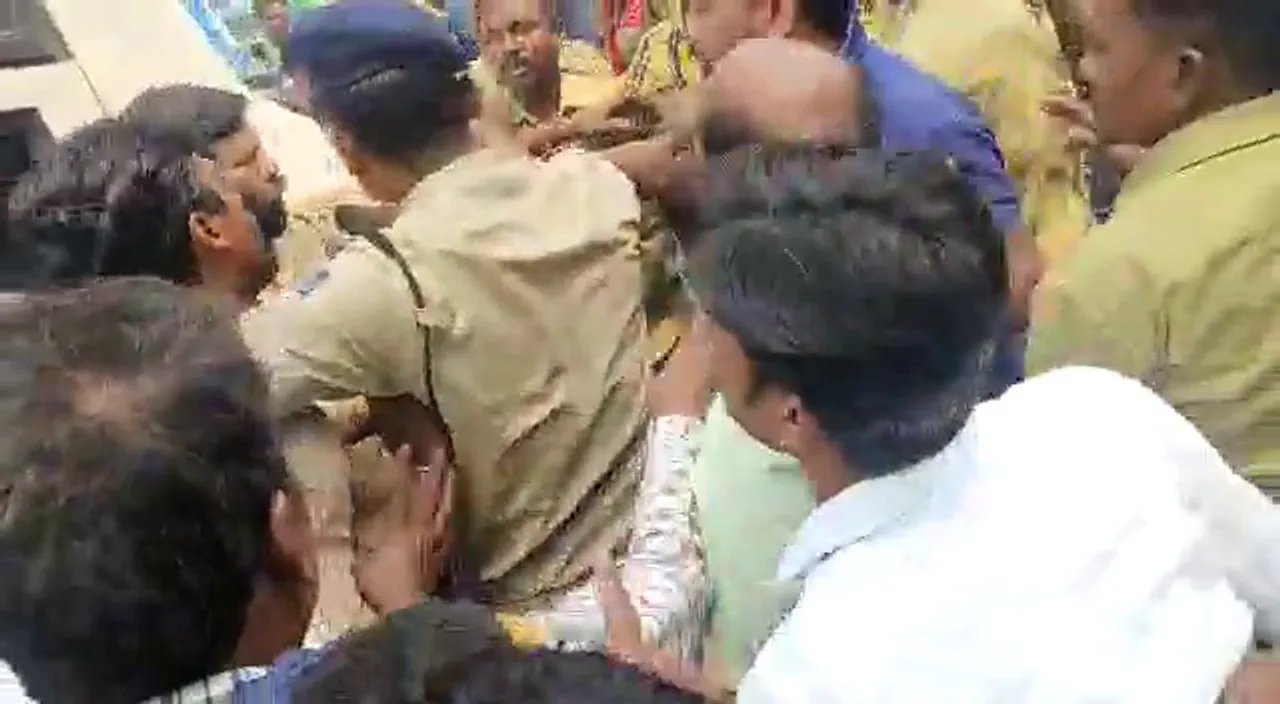  ଆନ୍ଦୋଳନ ବେଳେ ଜୟପୁରରେ ଉତେଜନା। ସମର୍ଥନ କରୁନଥିବା ଡ୍ରାଇଭରଙ୍କୁ ପୋଲିସ ଉପସ୍ଥିତିରେ ମାଡ଼ମାରିଲେ ଆନ୍ଦୋଳନକାରୀ।