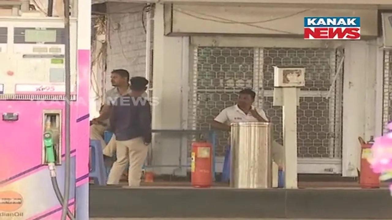  ରାଜଧାନୀର ବିଭିନ୍ନ ପେଟ୍ରୋଲ ପମ୍ପରେ ଗ୍ରାହକଙ୍କ ଗହଳି। ପେଟ୍ରୋଲ ନମିଳିବା ଆଶାରେ ତେଲ ଟାଙ୍କିରେ ଲମ୍ବା ଲାଇନ।