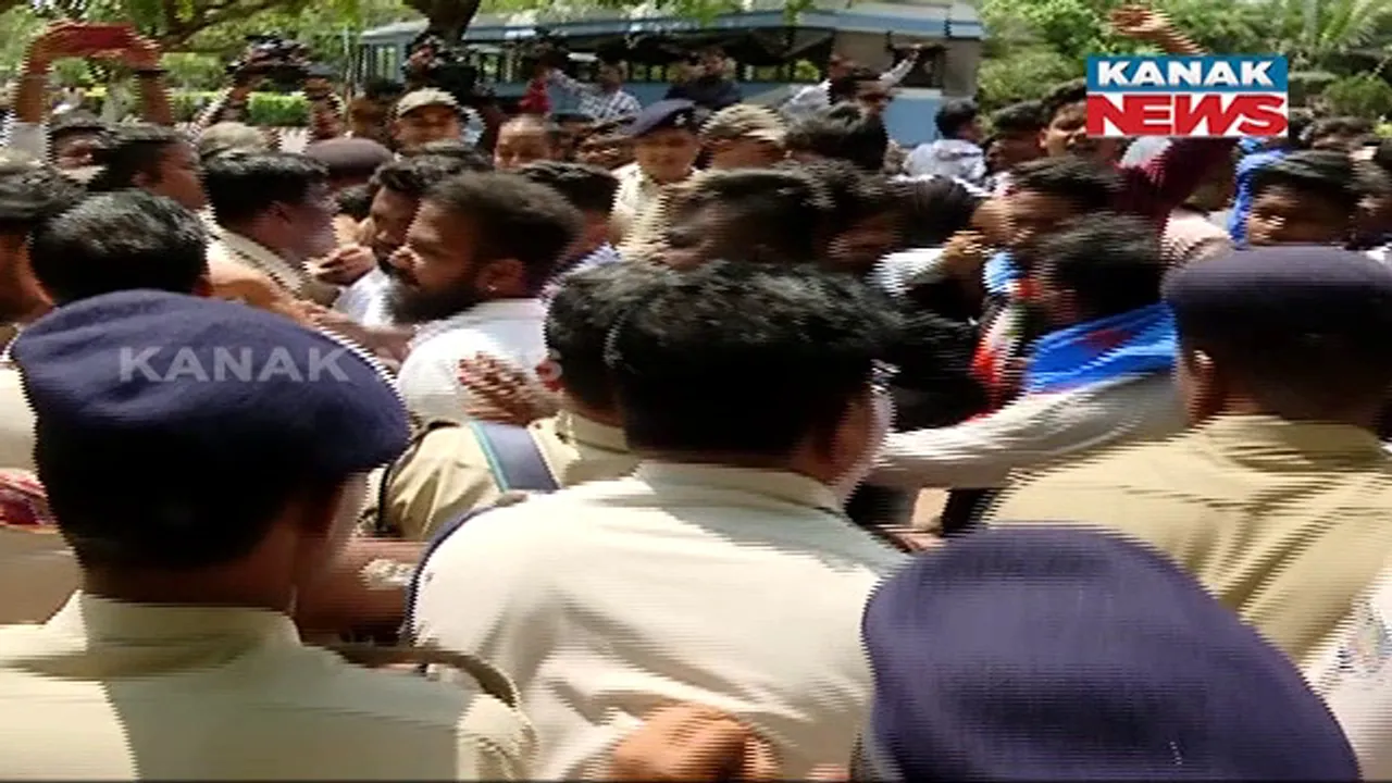  ବିଧାନସଭା ଘେରାଉ ବେଳେ ପୋଲିସ- ଛାତ୍ର କଂଗ୍ରେସ କର୍ମୀ ଧସ୍ତାଧସ୍ତି। କର୍ମୀଙ୍କୁ ଉଠାଇ ନେଲା ପୋଲିସ ।