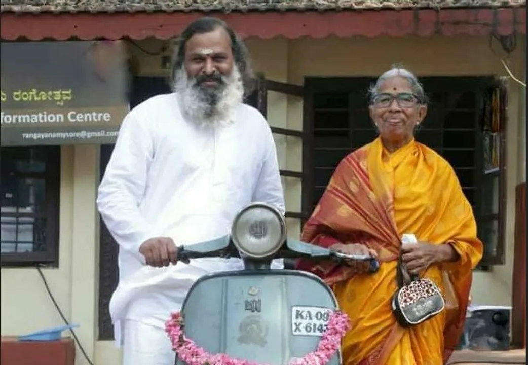  ଆଧୁନିକ ଯୁଗର ଶ୍ରବଣ କୁମାର :  ପୁରୁଣା ସ୍କୁଟରରେ ମା'ଙ୍କୁ ବସାଇ ବିଶ୍ୱର ତୀର୍ଥ ଯାତ୍ରା କରାଉଛନ୍ତି ଦକ୍ଷିଣମୂର୍ତ୍ତୀ