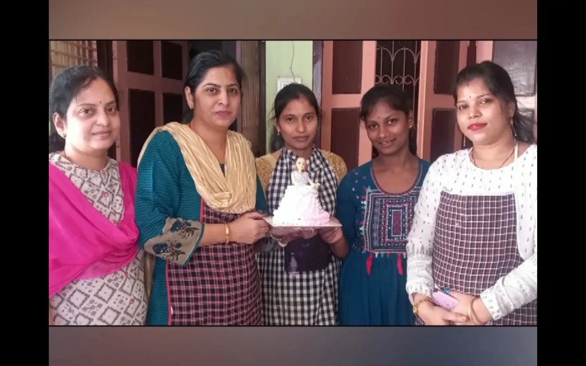  ରାୟଗଡ଼ାର ଖୁସି ଜେସୱାନି ପ୍ରସ୍ତୁତ କରୁଛନ୍ତି ବିଭିନ୍ନ ପ୍ରକାରର କେକ୍ । ଏହା ସହ ସ୍ଥାନୀୟ ମହିଳାଙ୍କୁ ଦେଉଛନ୍ତି ତାଲିମ