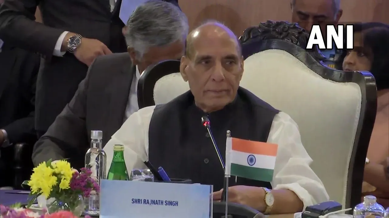  ଦିଲ୍ଲୀରେ ଏସସିଓ ରାଷ୍ଟ୍ରର ପ୍ରତିରକ୍ଷା ମନ୍ତ୍ରୀଙ୍କ ବୈଠକ ଜାରି। ଅଧ୍ୟକ୍ଷତା କରୁଛନ୍ତି ପ୍ରତିରକ୍ଷା ମନ୍ତ୍ରୀ ରାଜନାଥ ସିଂହ।