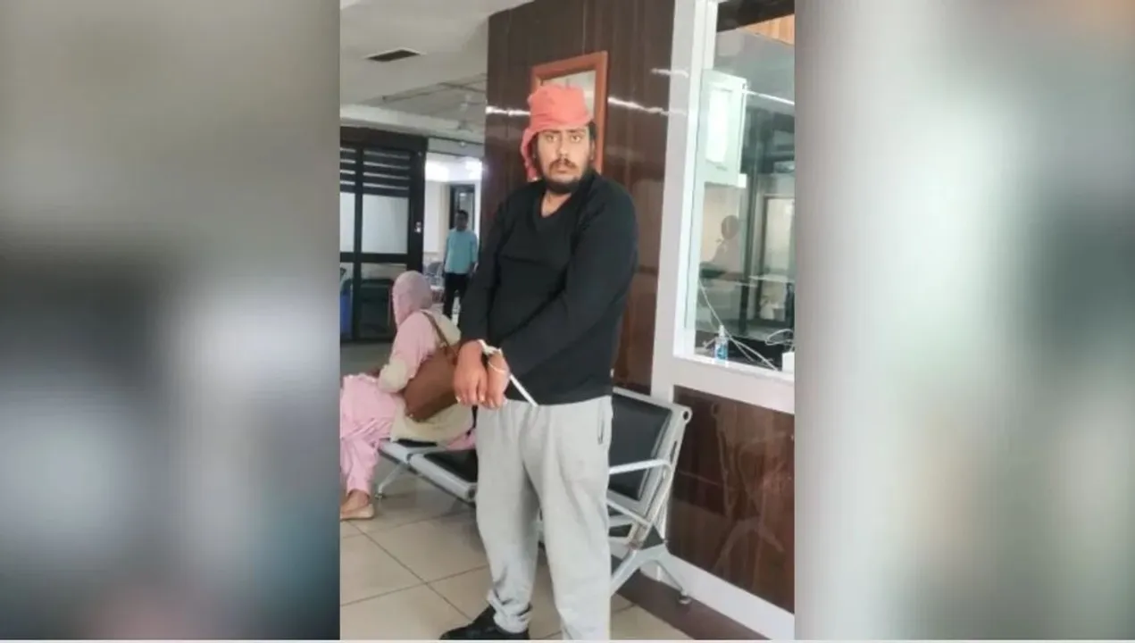  ଏୟାର ଇଣ୍ଡିଆରେ ଝଗଡା କରିଥିବା ଯୁବକ ମାନସିକ ଅସୁସ୍ଥ. କ୍ୟାମେରା ସାମ୍ନାରେ ବଡ ଖୁଲାସା କଲେ ବାପା ।