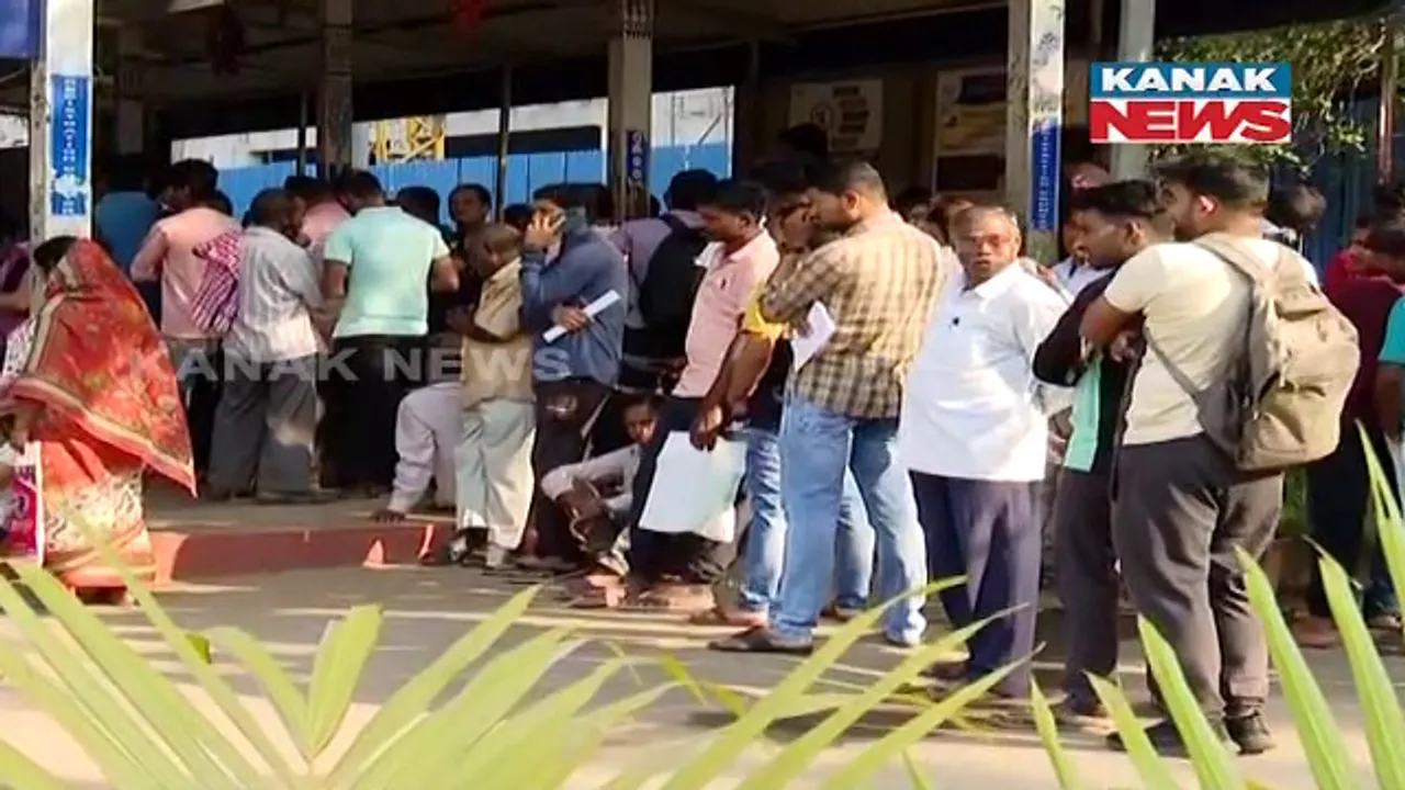  କ୍ୟାପିଟାଲ ହସ୍ପିଟାଲରେ ବିକଳ ଚିତ୍ର : ପଞ୍ଜିକରଣ କେନ୍ଦ୍ର ଖୋଲିନି, ଖରାରେ ଧାଡିରେ ଘଣ୍ଟା ଘଣ୍ଟା ଧରି ଛିଡା ହୋଇଛନ୍ତି ରୋଗୀ