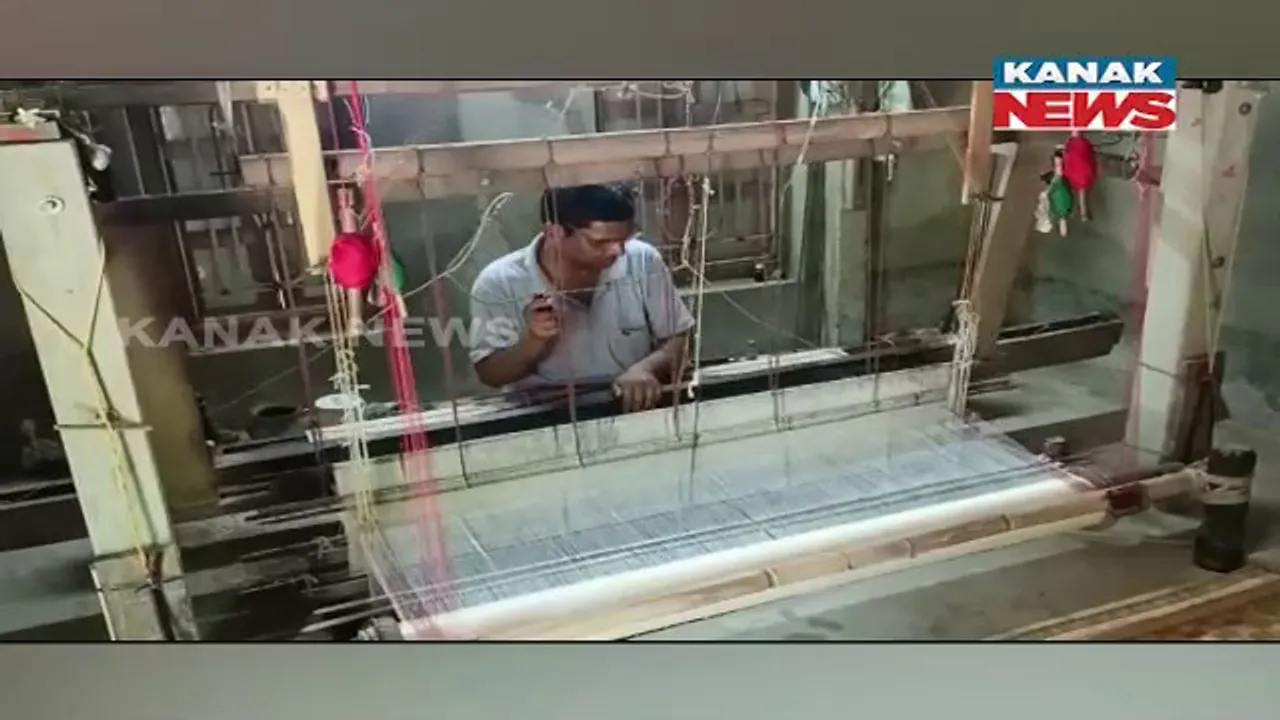  କମିନି ବୁଣାକାରଙ୍କ ହାତ ତିଆରି ଟସର ଶାଢୀର ଚାହିଦା। ଏହାକୁ ବୃତି କରିଛନ୍ତି ଜଳେଶ୍ୱର ରାଇବଣିଆ ମାଙ୍କଡ଼ିଆ ଗାଁରେ ୫ଶହ ପରିବାର ।