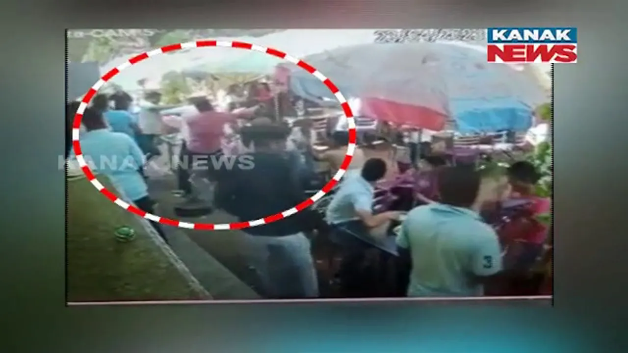  ହୋଟେଲରେ ବସିବାକୁ ନେଇ ତୁମୁଳକାଣ୍ଡ : ଭାଙ୍ଗିଲା ଟେବୁଲ, ଚେୟାର; ସୋସିଆଲ ମିଡିଆରେ ଭିଡିଓ ଭାଇରାଲ