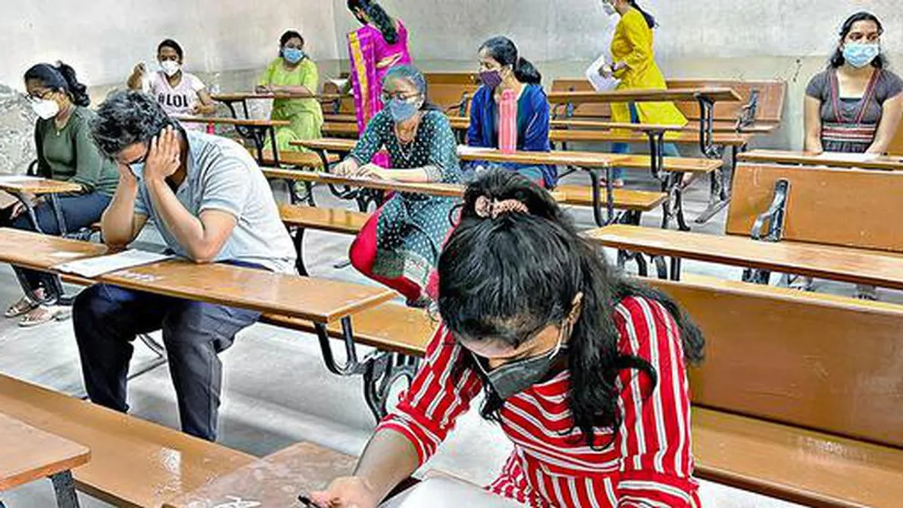  ସର୍ବଭାରତୀୟ ମେଡିକାଲ ପ୍ରବେଶିକା ପରୀକ୍ଷା ନିଟ୍ ଜାରି। ସେଣ୍ଟରରେ ପରୀକ୍ଷା ଦେଉଛନ୍ତି ଛାତ୍ରଛାତ୍ରୀ।