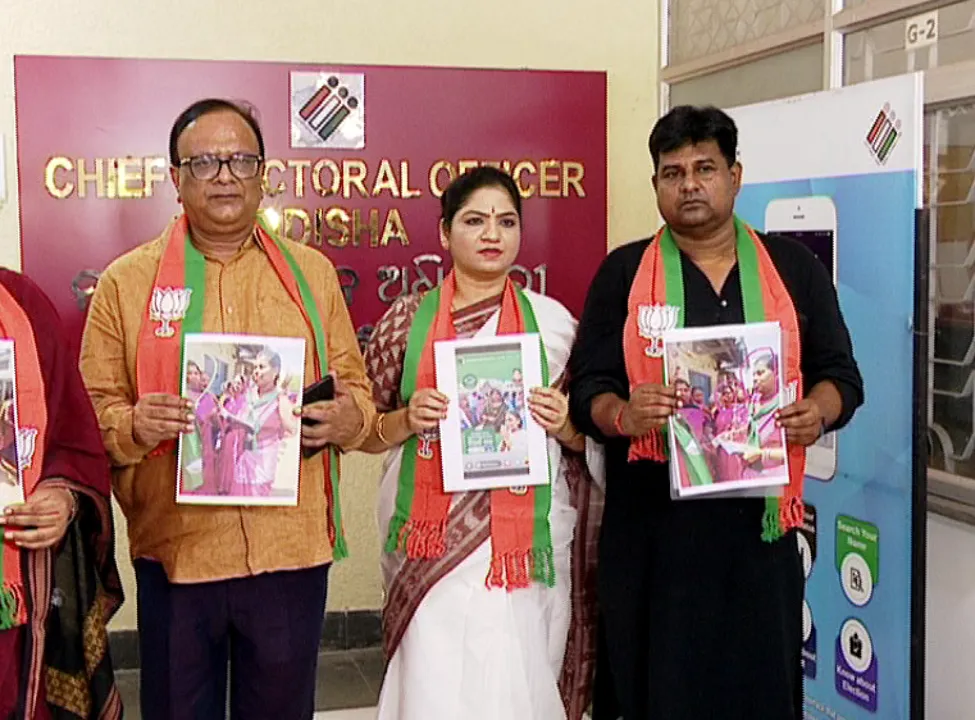  ଶାସକ ଦଳ ପାଇଁ ପ୍ରଚାର ସହ ଟଙ୍କା ବାଣ୍ଟୁଛନ୍ତି ସରକାରୀ କର୍ମଚାରୀ ।ବିଜେଡି ବିରୋଧରେ ସିଇଓଙ୍କୁ ଫେରାଦ ହେଲା ବିଜେପି ।