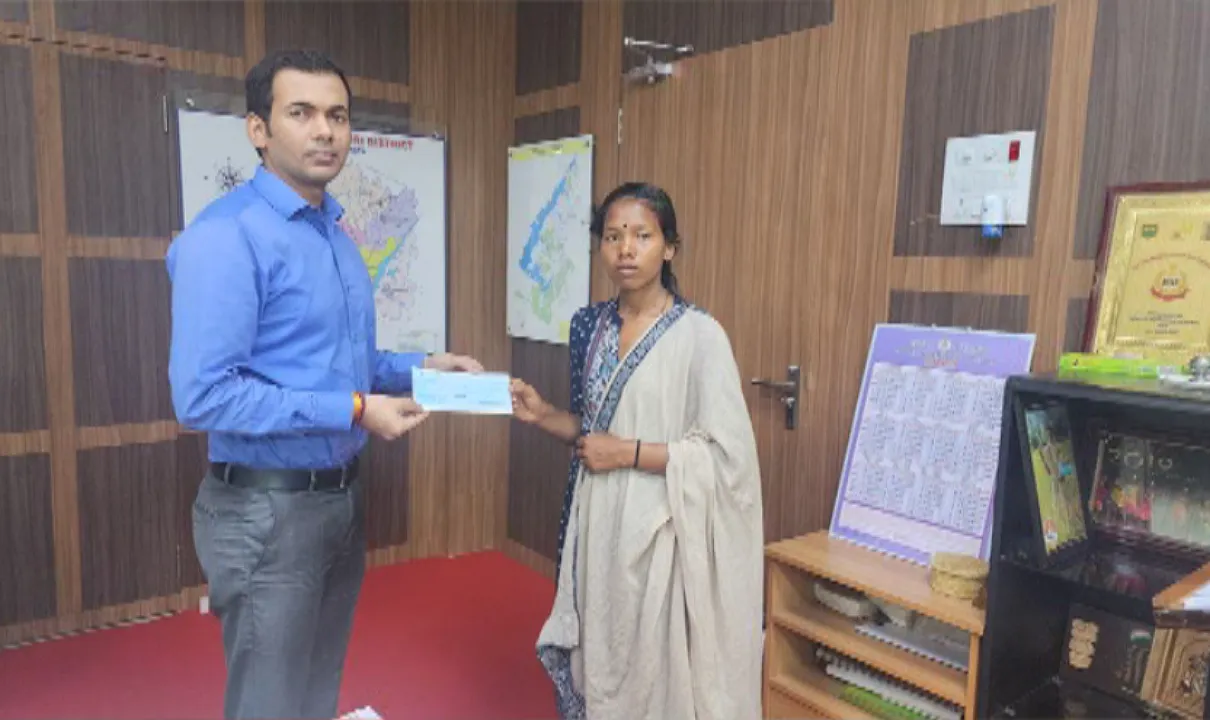  ମେଧାବୀ ଛାତ୍ରୀ କର୍ମା ମୁଦୁଲିଙ୍କୁ ସହାୟତା : ମୁଖ୍ୟମନ୍ତ୍ରୀଙ୍କ ରିଲିଫ ଫାଣ୍ଡିରୁ ୩୦ହଜାର ଟଙ୍କାର ଚେକ୍ ପ୍ରଦାନ