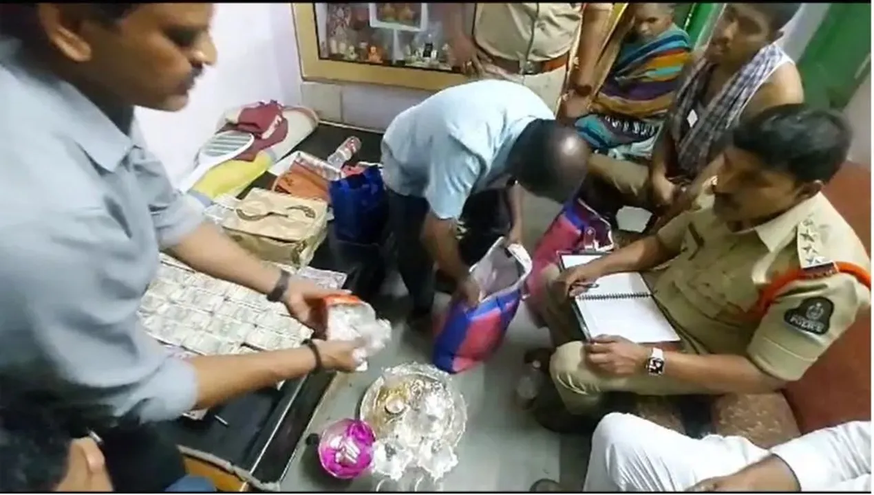  ନିଆଁ ଲିଭାଇବା ପାଇଁ ପହଞ୍ଚିଥିଲା ପୁଲିସ, ଘରୁ ମିଳିଲା ବିପୁଳ ପରିମାଣର ଟଙ୍କା