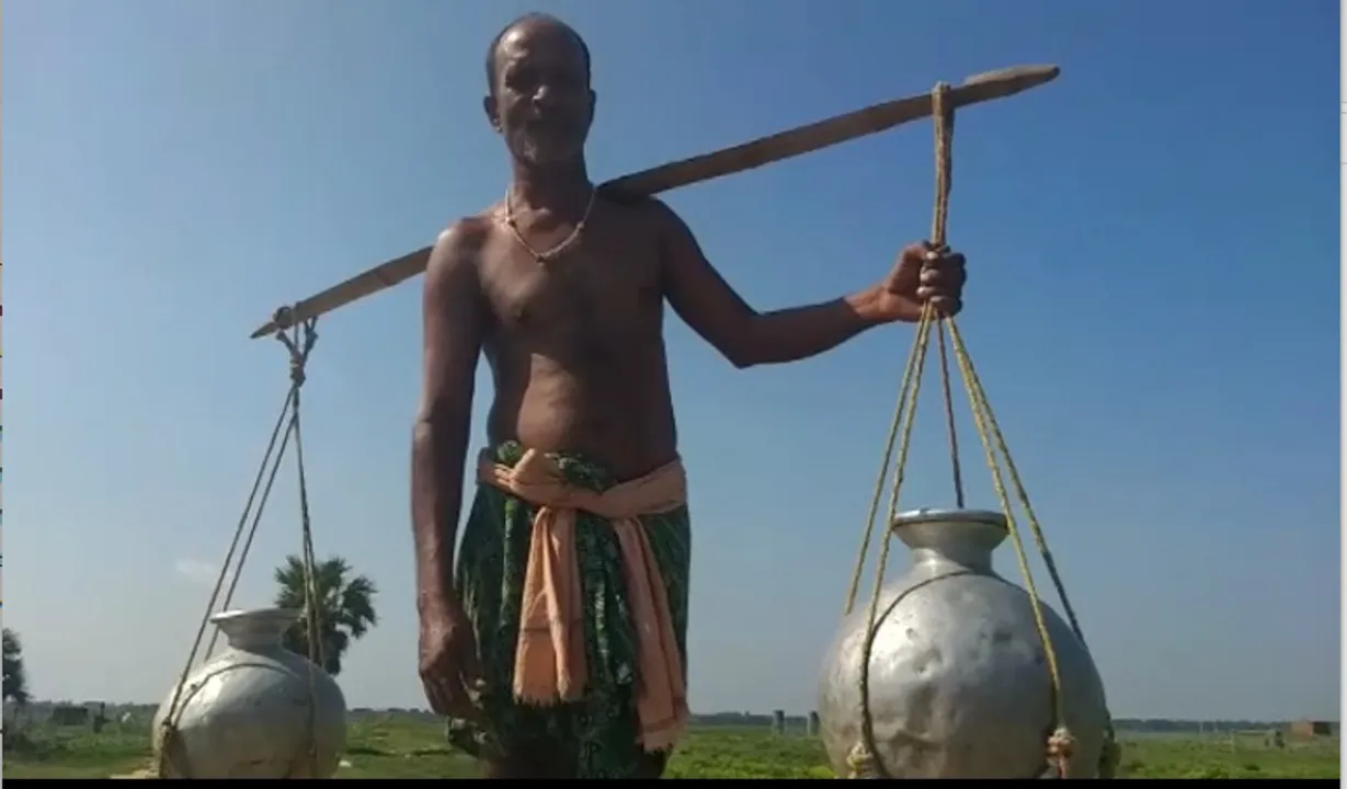  ମହାକାଳପଡା କୋଦାକଣ ଗାଁରେ ଉତ୍କଟ ହୋଇଛି ଜଳ ସମସ୍ୟା। ଗରା-ବାଲଟି ଧରି ବସିରହୁଛନ୍ତି ପରିବାର।