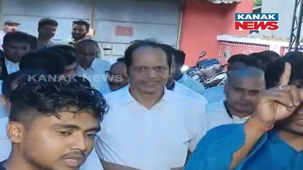  ବ୍ରହ୍ମପୁର କୋର୍ଟରେ ହାଜର ହେଲେ ଗୋପାଳପୁର ବିଧାୟକ ପ୍ରଦୀପ ପାଣିଗ୍ରାହୀ । ପ୍ରଦୀପଙ୍କ ନାଁରେ ରହିଛି ୫ ମାମଲା