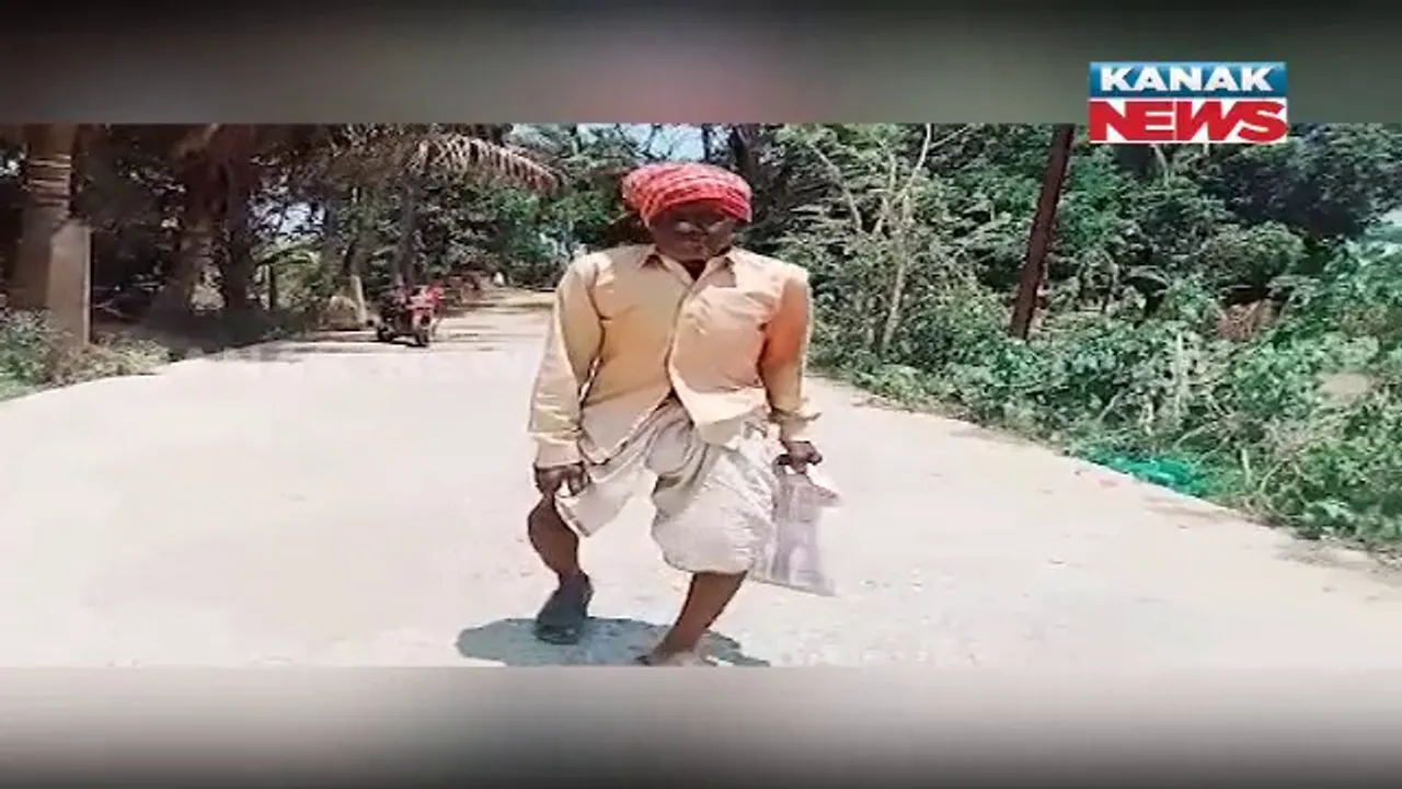  ବାର୍ଦ୍ଧକ୍ୟ ଭତା ପାଇଁ ସଂଘର୍ଷ। ୨ କିଲୋମିଟର ବାଟ ଚାଲୁଛନ୍ତି ବୃଦ୍ଧା