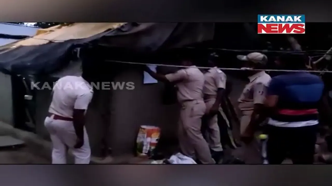  ମାଲାକାନଗିରିରେ ଗଞ୍ଜେଇ ମାଫିଆଙ୍କ ଘର ଆଗରେ ପଳାତକ ନୋଟିସ। ସମ୍ପତିକୁ ବାଜ୍ୟାପ୍ତି ପାଇଁ ପୁଲିସର ଡେଙ୍ଗୁରା।