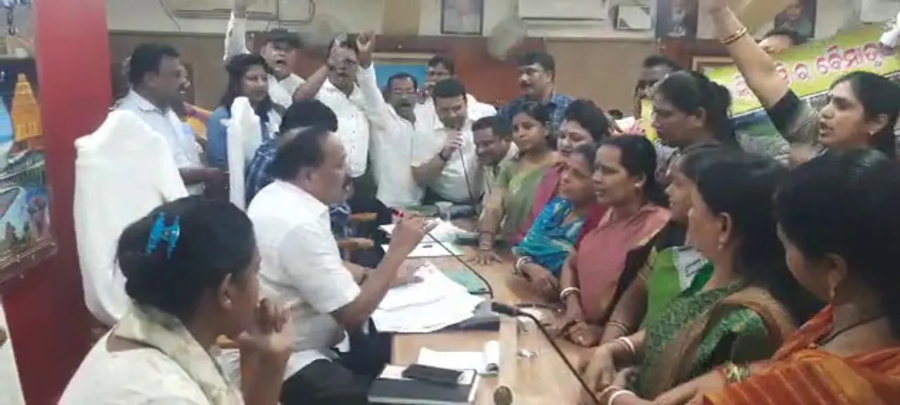  କଟକ ମେୟରଙ୍କ ବିରୋଧରେ ଦୁର୍ନୀତି ଅଭିଯୋଗ: ସିଏମସି କାଉନସିଲର ବୈଠକରେ କଂଗ୍ରେସ କର୍ପୋରେଟରଙ୍କ ହଟ୍ଟଗୋଳ