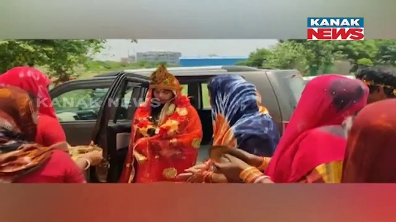 ଅନ୍ଧବିଶ୍ୱାସ ନା ଅଲୌକିକତା: ଦେବୀ ବେଶରେ ସଜେଇ ହୋଇ କାରରେ ଆସିଲେ ମହିଳା