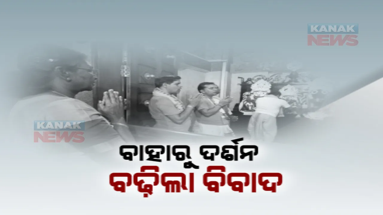  ଦିଲ୍ଲୀ ହଜଖାସ୍ ଜଗନ୍ନାଥ ମନ୍ଦିରରେ ରାଷ୍ଟ୍ରପତିଙ୍କ ଦର୍ଶନକୁ ନେଇ ବଢ଼ିଲା ବିବାଦ। ଗର୍ଭଗୃହ ବାହାରୁ ଦର୍ଶନ କରିଥିଲେ ଦ୍ରୌପଦୀ ମୁର୍ମୁ