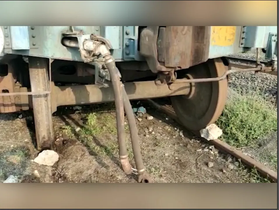  ଯାଜପୁର ଟ୍ରେନ ଦୁର୍ଘଟଣା ପରେ ଚେତିଲା ରେଳ ବିଭାଗ । ଟ୍ରାକରେ ରହୁଥିବା ବଗି ପାଇଁ କରାଗଲା ଚେନ୍ ଲକିଂ ବ୍ୟବସ୍ଥା ।