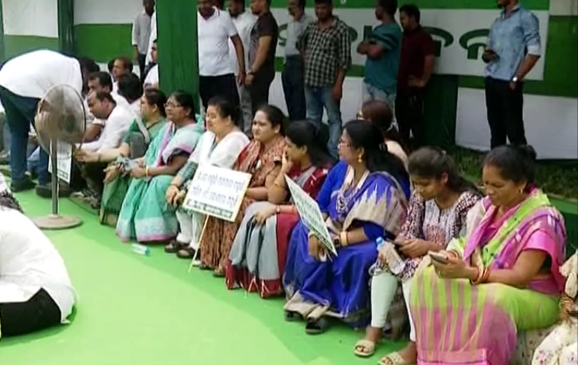  ଗ୍ୟାସ ଦର ବୃଦ୍ଧି ପ୍ରତିବାଦରେ ରାଜଭବନ ସାମ୍ନାରେ ବିଜେଡିର ବିକ୍ଷୋଭ । ଶ୍ରୀମୟୀ କହିଲେ, ଯେତେ ଦିନ ଯାଏଁ ଗ୍ୟାସ ଦର ନ କମିଛି ସେତେ ଦିନ ଯାଏଁ ଆନ୍ଦୋଳନ ଚାଲିବ ।