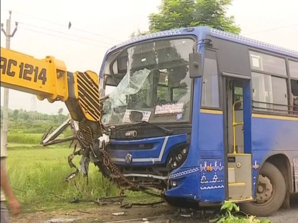  ଖେମୁଣ୍ଡି ବସ୍ ଦୁର୍ଘଟଣା : ମିଳିଲା ସମସ୍ତ ମୃତକଙ୍କ ପରିଚୟ, ମୃତକଙ୍କ ମଧ୍ୟରେ ଅଛନ୍ତି ୨ ଶିଶୁ । 