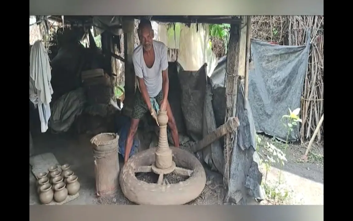  ମାଟିରେ ସାମଗ୍ରୀ ପ୍ରସ୍ତୁତ କରି ଗୁଜରାଣ ମେଣ୍ଟାଉଛନ୍ତି ୧୦୦ ରୁ ଅଧିକ କୁମ୍ଭକାର ପାରିବାର, କଞ୍ଚାମାଲର ଅଭାବ ନେଇ ଚିନ୍ତାରେ କୁମ୍ଭକାର