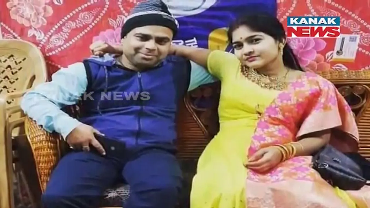  ବାପାଙ୍କ ଫେରିବା ବାଟକୁ ଚାହିଁ ବସିଛି ୪ ବର୍ଷର କୁନି ଝିଅ। ଫଟୋକୁ ଧରି ବାପା ବାପା ବୋଲି ଡାକୁଛି ଝିଅ