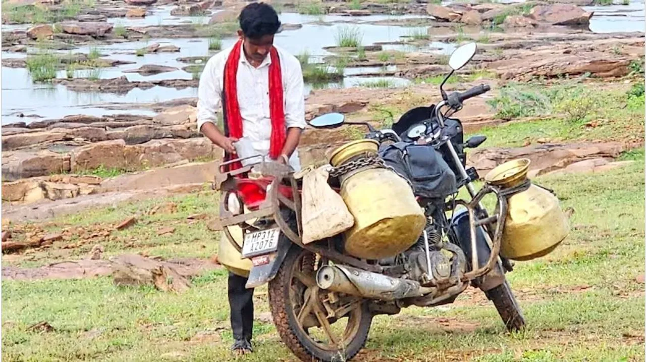  ନଈକୂଳରେ କ୍ଷୀରରେ ପାଣି ମିଶାଉଥିଲା କ୍ଷୀରବାଲା, ଜିଲ୍ଲାପାଳ ଫଟୋ ଉଠାଇ ଭାଇରାଲ କରିଦେଲେ