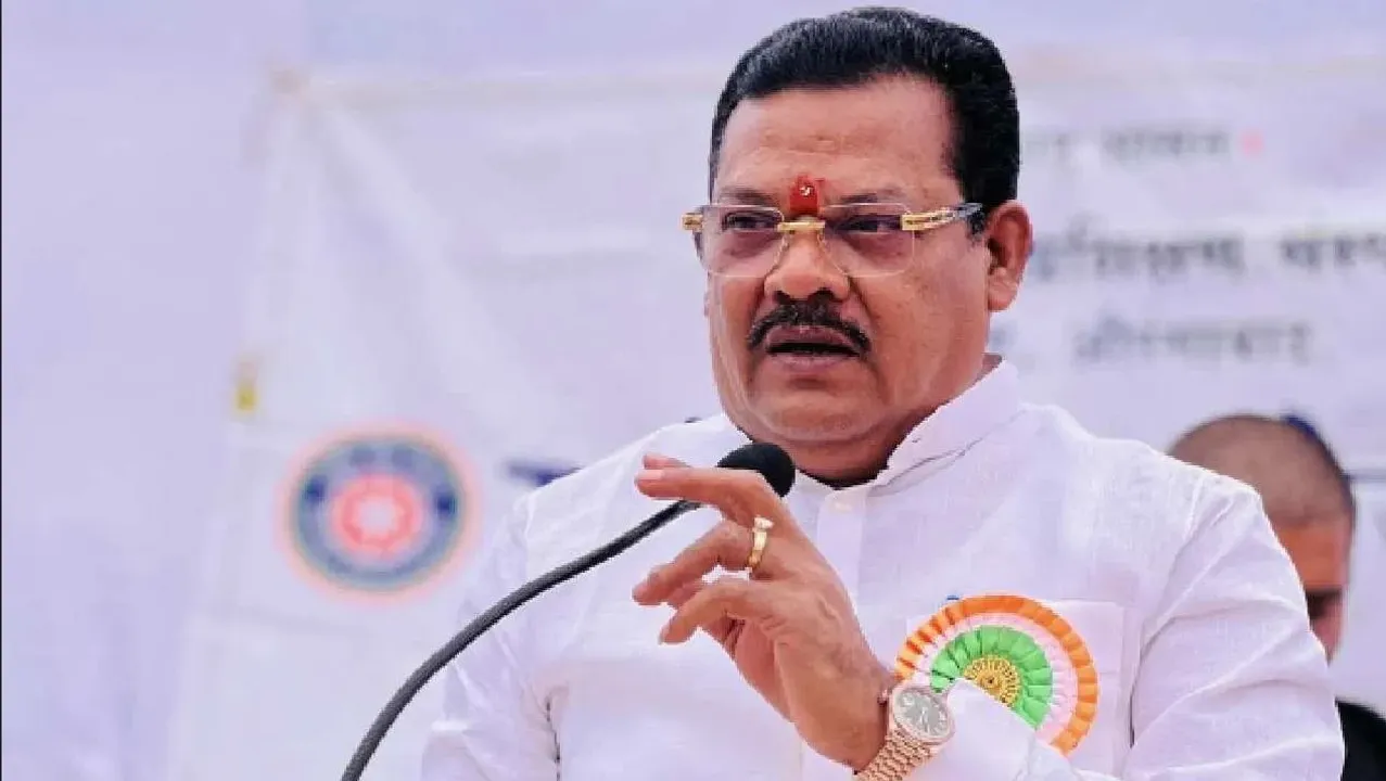  ମହାରାଷ୍ଟ୍ର ସରକାରରେ ଅଜିତ ପାୱାର ଗୋଷ୍ଠୀ ଯୋଗଦେବାକୁ ସହଜରେ ଗ୍ରହଣ କରିପାରୁନାହାଁନ୍ତି ସିନ୍ଦେ ଗୋଷ୍ଠୀ । ମନ୍ତ୍ରୀ କହିଲେ ଆମ ନେତାଙ୍କ ଭିତରେ ବଢୁଛି ଅସନ୍ତୋଷ