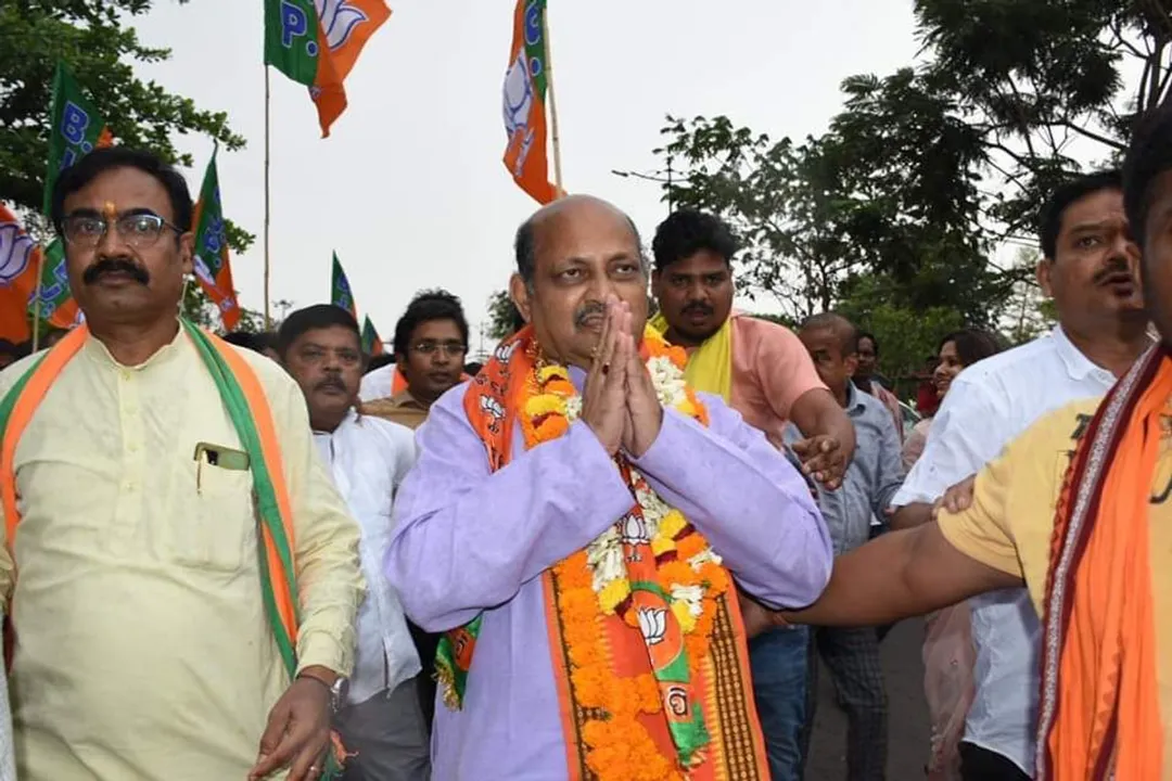  ବନକଲାଗି ନୀତି ନହେବାକୁ ନେଇ ବିଜେପିର ନିନ୍ଦା । ମନମୋହନ କହିଲେ, ସରକାର ତୁରନ୍ତ ଜିଦିରୁ ଓହରିବା ଦରକାର । 