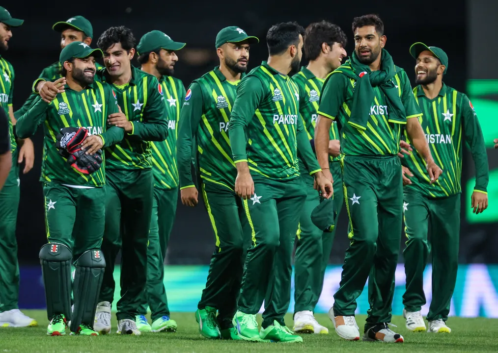  Pakistan players celebrate after their 2022 ICC Twenty20 World Cup cricket tournament match between Pakistan and South Africa at the Sydney Cricket Ground (SCG) on November 3, 2022. (Photo by DAVID GRAY / AFP) / -- IMAGE RESTRICTED TO EDITORIAL USE - STRICTLY NO COMMERCIAL USE -- 