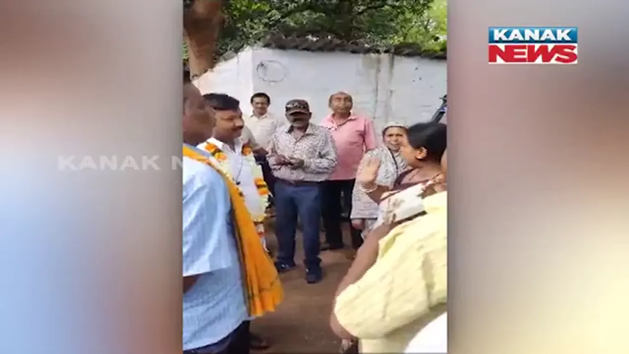  ବିଧାୟକଙ୍କୁ ଫୁଲତୋଡା ଦେଇ ସ୍ୱାଗତ କଲେ : ଗଜରା ମାଳ ପିନ୍ଧାଇ ହିସାବ ନିକାଶ ମାଗିଲେ ଭୋଟର; ରଘୁନାଥପାଲ୍ଲୀ ବିଧାୟକଙ୍କ ହଟହଟାର ଦୃଶ୍ୟ ଭାଇରାଲ