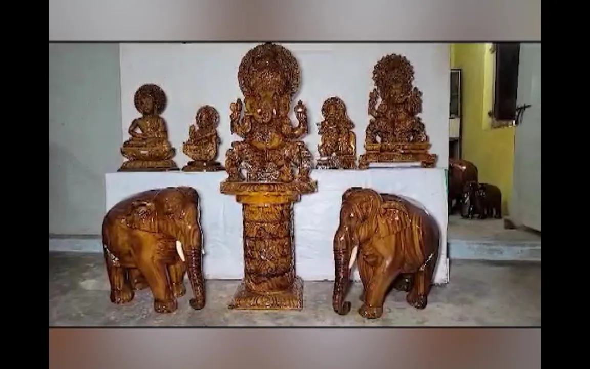  ପରିଚୟ ଦେଇଛି କାଠରେ ତିଆରି କଳାକୃତି । ୨୫ ବର୍ଷ ହେଲା ଏହି କାମକୁ ଆପଣାଇଛନ୍ତି କଳାହାଣ୍ଡିର କାଠ କାରିଗର ବିକ୍ରମ ମହାରଣା