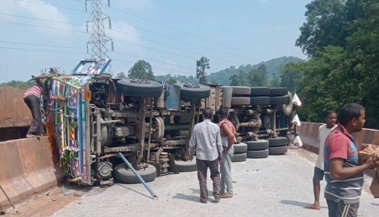  ଭାରସାମ୍ୟ ହରାଇ ଓଲଟି ପଡିଲା ଟ୍ରକ : ଘଟଣାସ୍ଥଳରେ ଡ୍ରାଇଭର ଓ ହେଲପରଙ୍କ ମୃତ୍ୟୁ