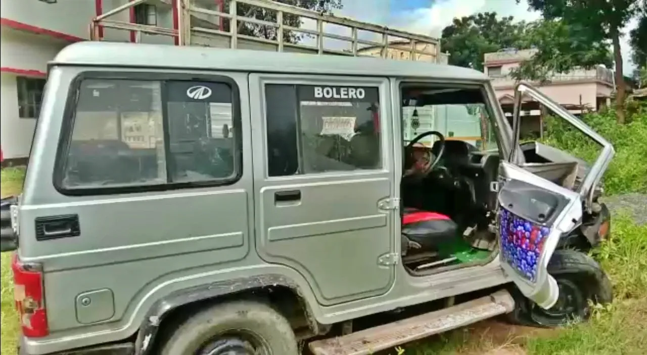  ଏଟିଏମ ମେସିନ ଚୋରି କରି ନେଉଥିଲେ ଚୋର, କିନ୍ତୁ ମଝି ରାସ୍ତାରେ ଦୁର୍ଘଟଣାଗ୍ରସ୍ତ ହେଲା ବୋଲେରୋ । ଅନ୍ଧାରରେ ଛୁ ମାରିଲେ ଚୋର ।