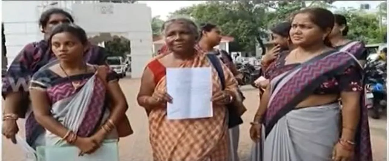  ରାଜ୍ୟ ସରକାରଙ୍କ ଦ୍ୱାରା ପୁରସ୍କୃତ କର୍ମଚାରୀ ନିଲମ୍ବିତ : କୋଭିଡ୍ ବେଳେ ନିଜ ଦରମା ଟଙ୍କା ରେଡକ୍ରସ ପାଣ୍ଠିକୁ ପ୍ରଦାନ କରି ହୋଇଥିଲେ ପୁରସ୍କୃତ