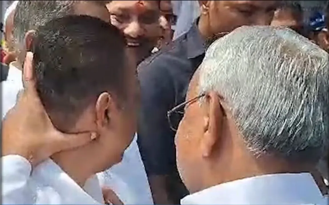  ମନ୍ତ୍ରୀଙ୍କ ବେକ ଧରି ଟାଣି ଆଣିଲେ ନୀତିଶ କୁମାର । ତାଜୁବ୍ ହେଲେ ଉପସ୍ଥିତ ସାମ୍ବାଦିକ ଓ ଅନ୍ୟ ଅଧିକାରୀ