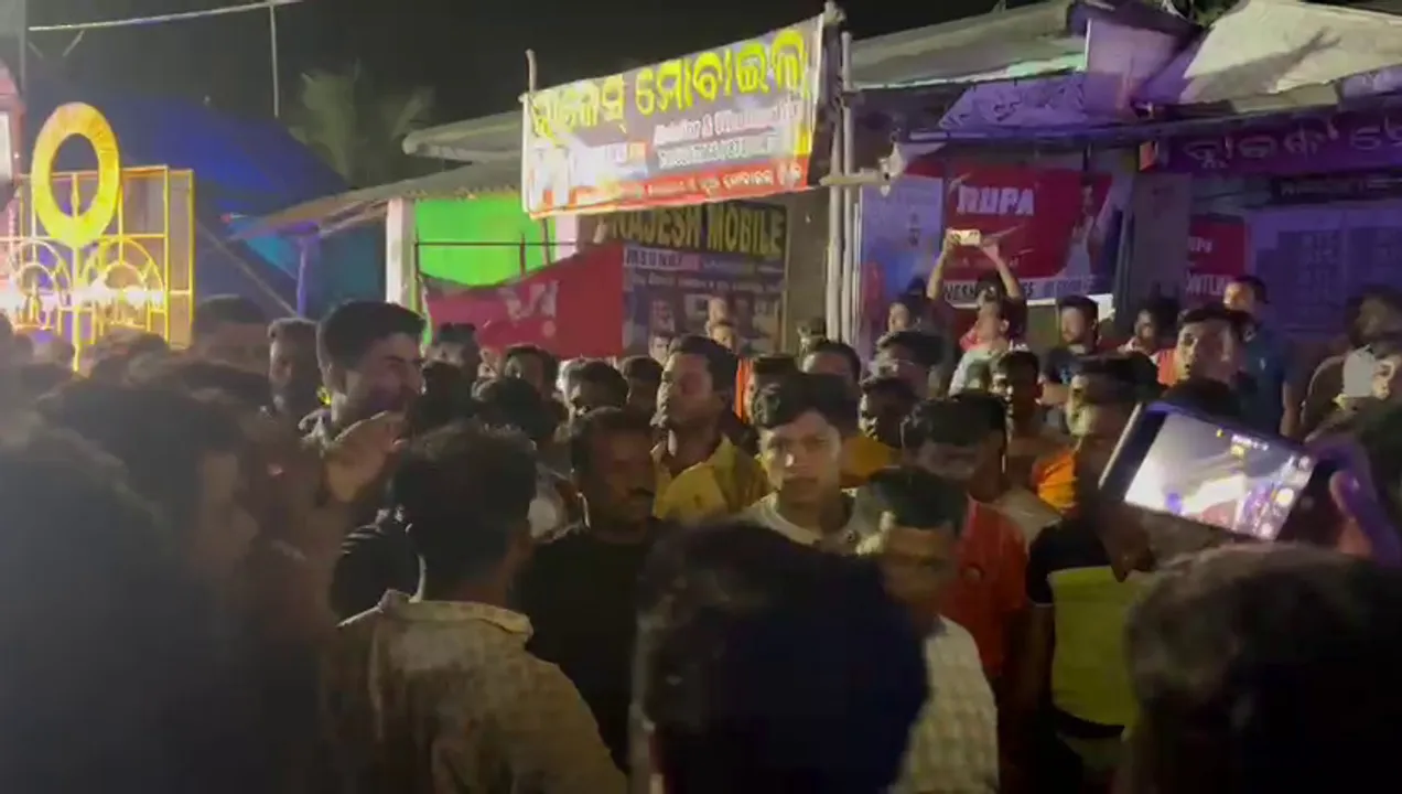  ମୀନାବଜାର ବନ୍ଦ କରିବାକୁ ଆସିଥିବା ପୋଲିସ ସହ ସ୍ଥାନୀୟ ଲୋକଙ୍କ ଧସ୍ତାଧସ୍ତି : ପୋଲିସ ଗାଡିକୁ ଭଙ୍ଗାରୁଜା କଲେ ଉତ୍ତ୍ୟକ୍ତ ଗ୍ରାମବାସୀ