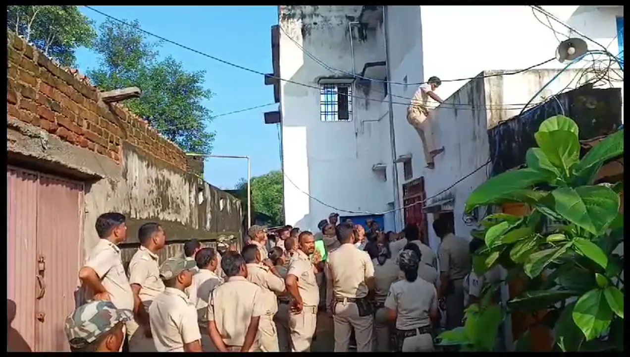  କଣ୍ଟାବାଞ୍ଝିରେ କାଠ ମାଫିଆ ଘରେ ବନ ବିଭାଗର ରେଡ୍ । ଘର ଭିତରୁ ଲକ୍ଷାଧିକ ଟଙ୍କାର ବେଆଇନ ଆସବାବପତ୍ର ଜବତ ।