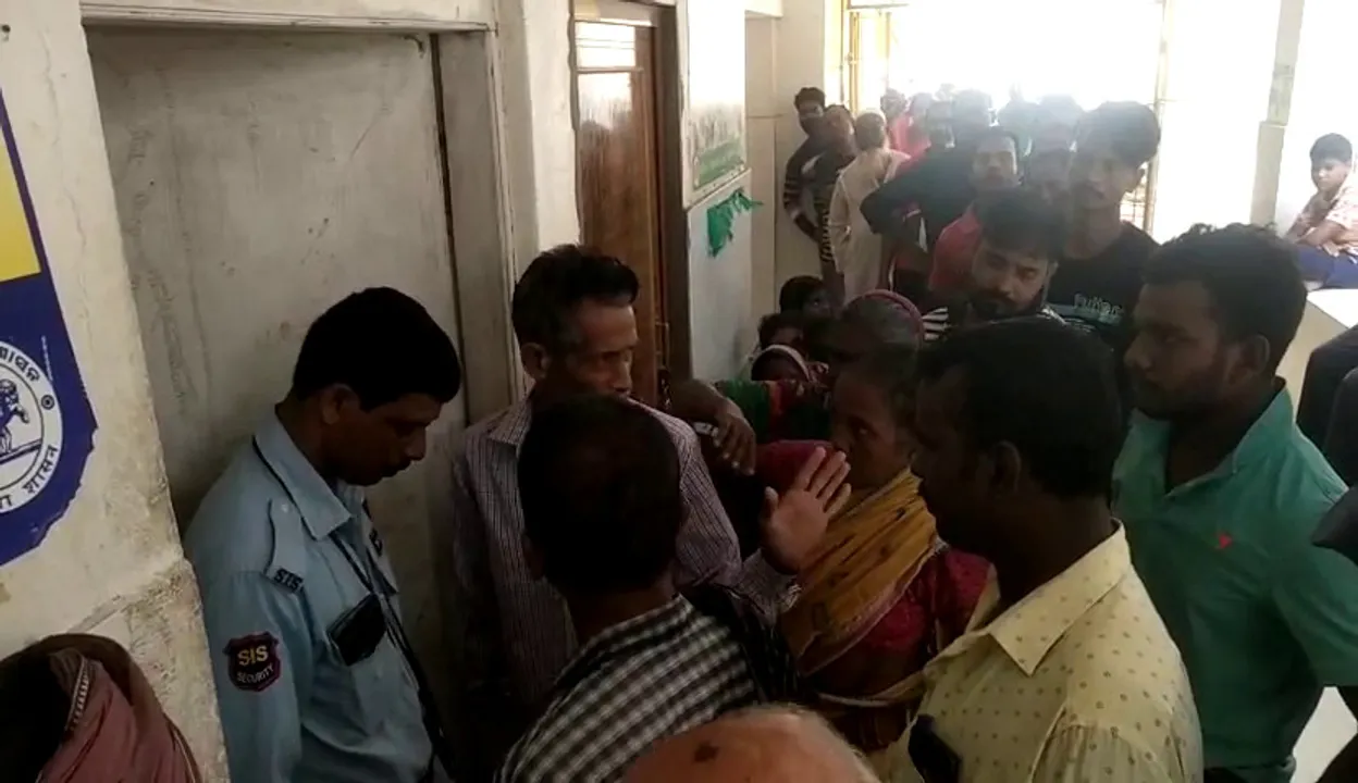  ଡେରିରେ ପହଞ୍ଚିଲା ଆମ୍ବୁଲାନ୍ସ, ତାତିଲେ ରୋଗୀଙ୍କ ସମ୍ପର୍କୀୟ । ଭାଙ୍ଗିଲେ ହସ୍ପିଟାଲ ସାମଗ୍ରୀ ।