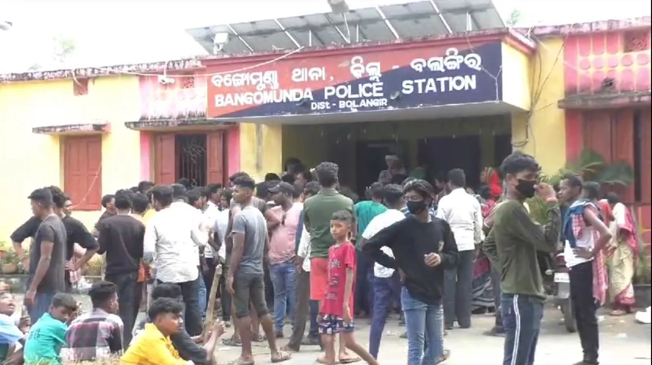  ବଲାଙ୍ଗୀର ବଙ୍ଗୋମୁଣ୍ଡାରେ ଚାପା ଉତ୍ତେଜନା । ଗୋଷ୍ଠୀ କନ୍ଦଳ ଯୋଗୁଁ ୧୪୪ ଧାରା ଲାଗୁ ହେବା ପରେ ସହରର ପଇଁତରା ମାରୁଛି ପୁଲିସ