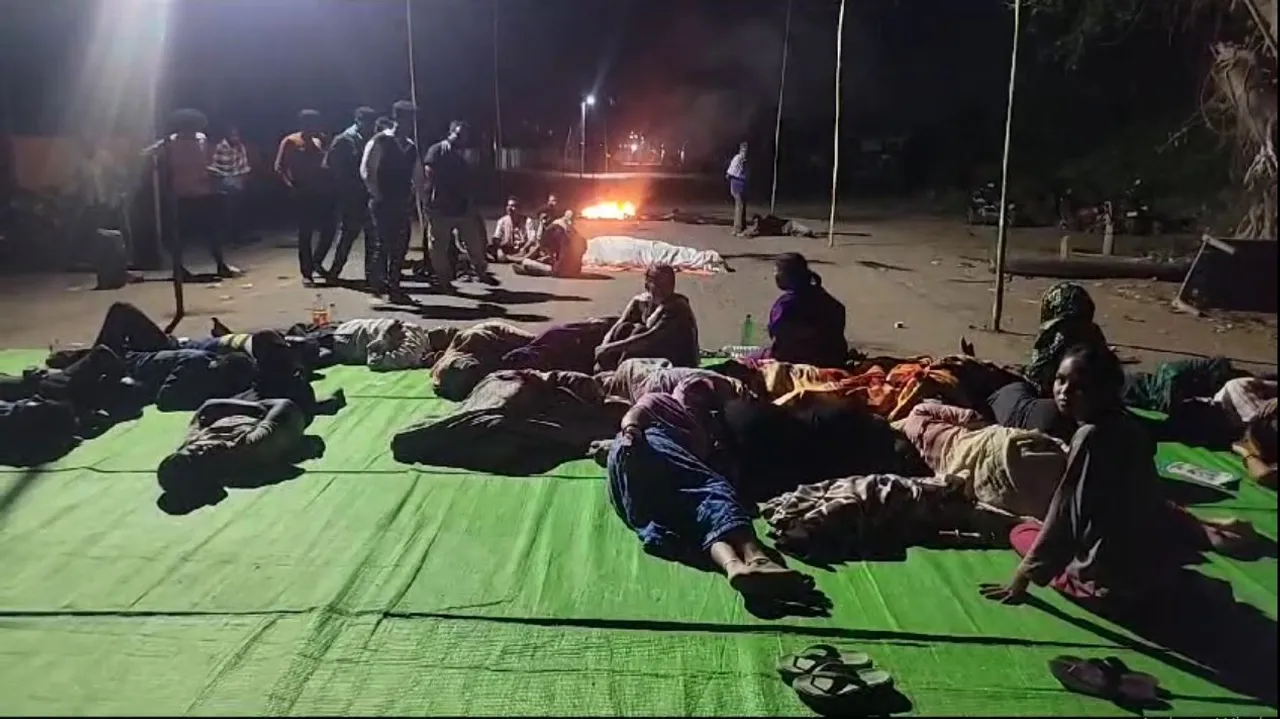  ମୃତଦେହକୁ ରାସ୍ତାରେ ରଖି ରାତିସାରା ଧାରଣା । ପୁଅର ଜନ୍ମଦିନରେ ବାପାକୁ ଘରୁ ଡାକି ନେଇ ହତ୍ୟା ଅଭିଯୋଗ । ଅଭିଯୁକ୍ତଙ୍କୁ ଗିରଫ ଦାବିରେ ରାସ୍ତା ଅବରୋଧ