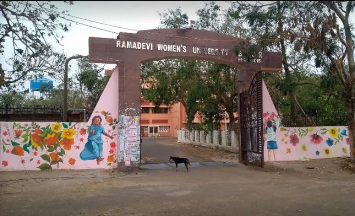  ରମାଦେବୀ +୨ କଲେଜରେ ରାଗିଂ ଅଭିଯୋଗ । କର୍ତ୍ତୃପକ୍ଷଙ୍କୁ ରିପୋର୍ଟ ମାଗିଲା ଗଣଶିକ୍ଷା ବିଭାଗ, ଚୁଟି କୁଣ୍ଡାଇବାକୁ ନେଇ ବିବାଦ ।