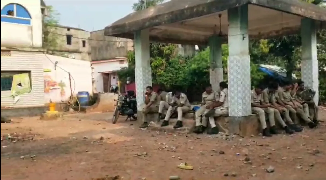  ପୂର୍ବ ଶତ୍ରୁତାରୁ ରାଜଧାନୀରେ ଫୁଟିଲା ବୋମା । ମଞ୍ଚେଶ୍ୱର ଥାନା ପଦ୍ମକେଶରୀପୁରରେ ଅଘଟଣ ; ଜଣେ ଗୁରୁତର, ୨୦ରୁ ଅଧିକ ଚିକିତ୍ସାଧିନ