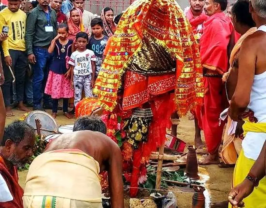  ଅଧିଷ୍ଠାତ୍ରୀ ଦେବୀ ମାଆ ମାଣିକେଶ୍ୱରୀଙ୍କ ଛତରଯାତ୍ରା : ଜେନା ଖାଲରୁ ପୀଠକୁ ଫେରୁଛି ମାଆଙ୍କ ଛତର