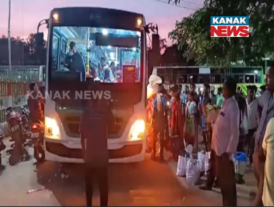  ଲକ୍ଷ୍ମୀ ବସକୁ ଅପେକ୍ଷା କରି ହଟହଟା ହେଲେ ଉପାନ୍ତ ଅଞ୍ଚଳର ଯାତ୍ରୀ ।