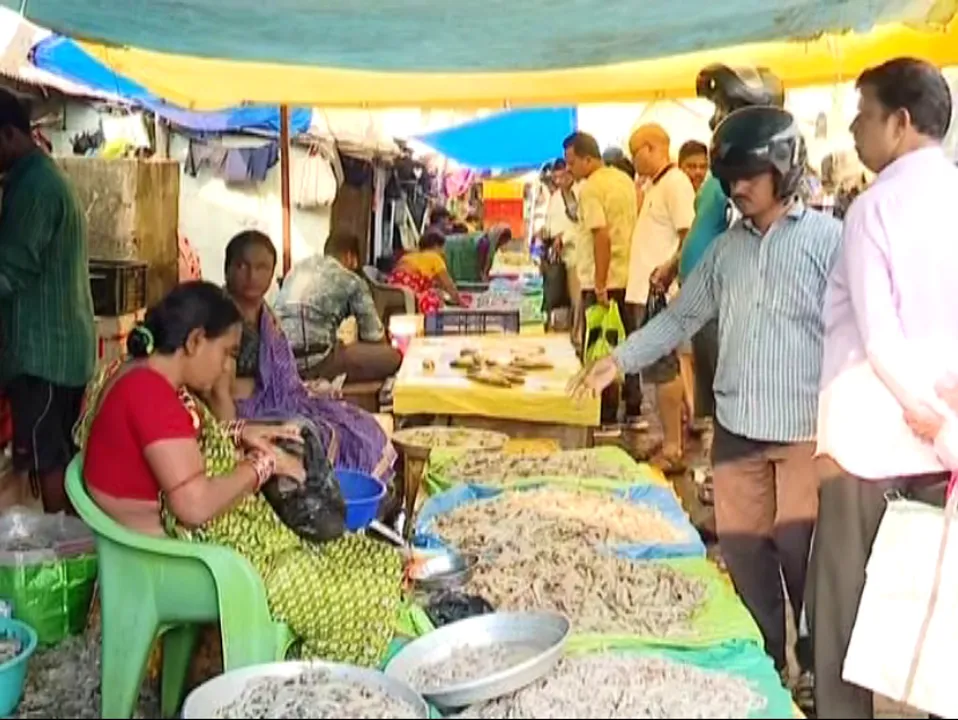  ଦିନକ ପରେ ଆରମ୍ଭ ହେବ ଧର୍ମର ମାସ । ଶନିବାର ଚନ୍ଦ୍ର ଗ୍ରହଣ ପଡୁଥିବାରୁ ଆଜି ଆମିଷ ବଜାରରେ ଜମିଲାଣି ଭିଡ