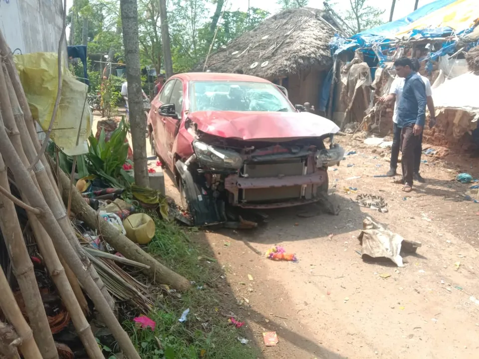  ବାଣ ବିସ୍ଫୋରଣ, ଅଳ୍ପକେ ବର୍ତ୍ତିଲେ ଡାକ୍ତର : ରାସ୍ତାରେ ବାଣ ଶୁଖାଇ ଥିବା ବେଳେ ଚଢିଗଲା ଡାକ୍ତରଙ୍କ ଗାଡି