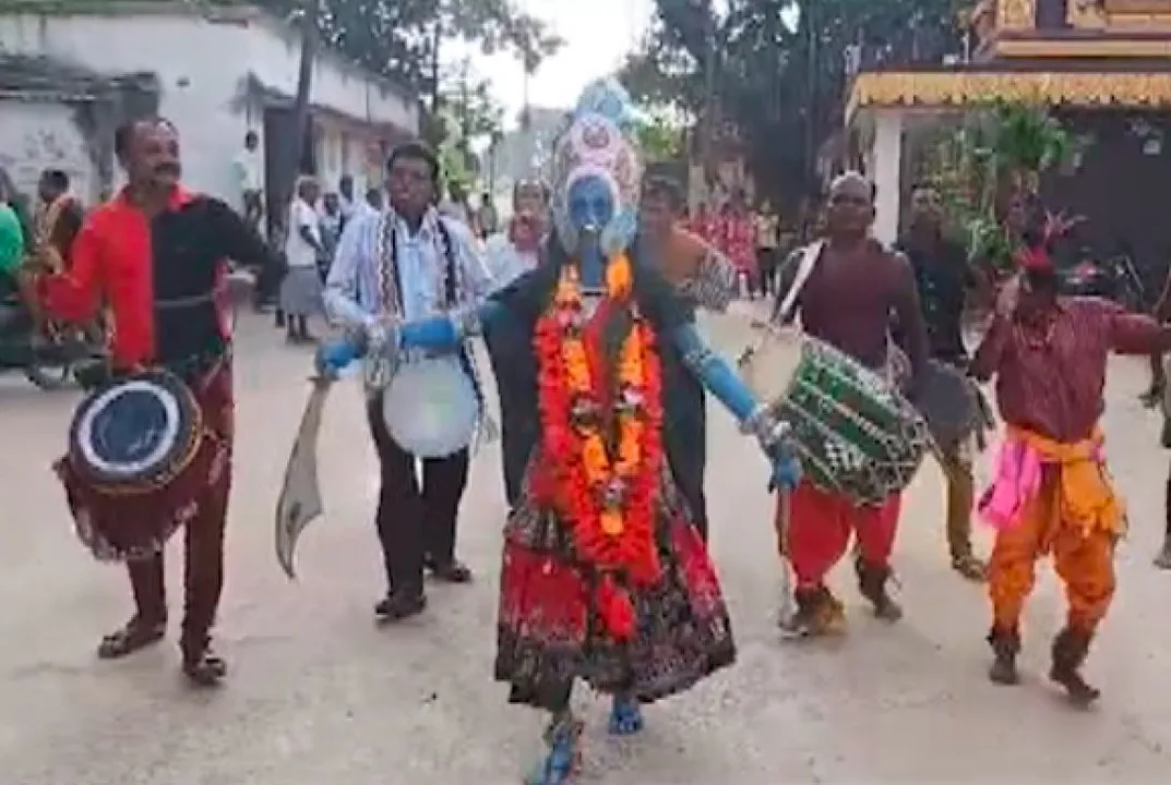  ମା’ଙ୍କ ପାଇଁ ଲଙ୍କେଶ୍ୱରୀ ବେଶରେ ପଦ୍ମଶ୍ରୀ ହଳଧର ନାଗ । ନିଆରା ବେଶରେ ବିମୁଗ୍ଧ ହେଲେ ସ୍ଥାନୀୟ ବାସିନ୍ଦା