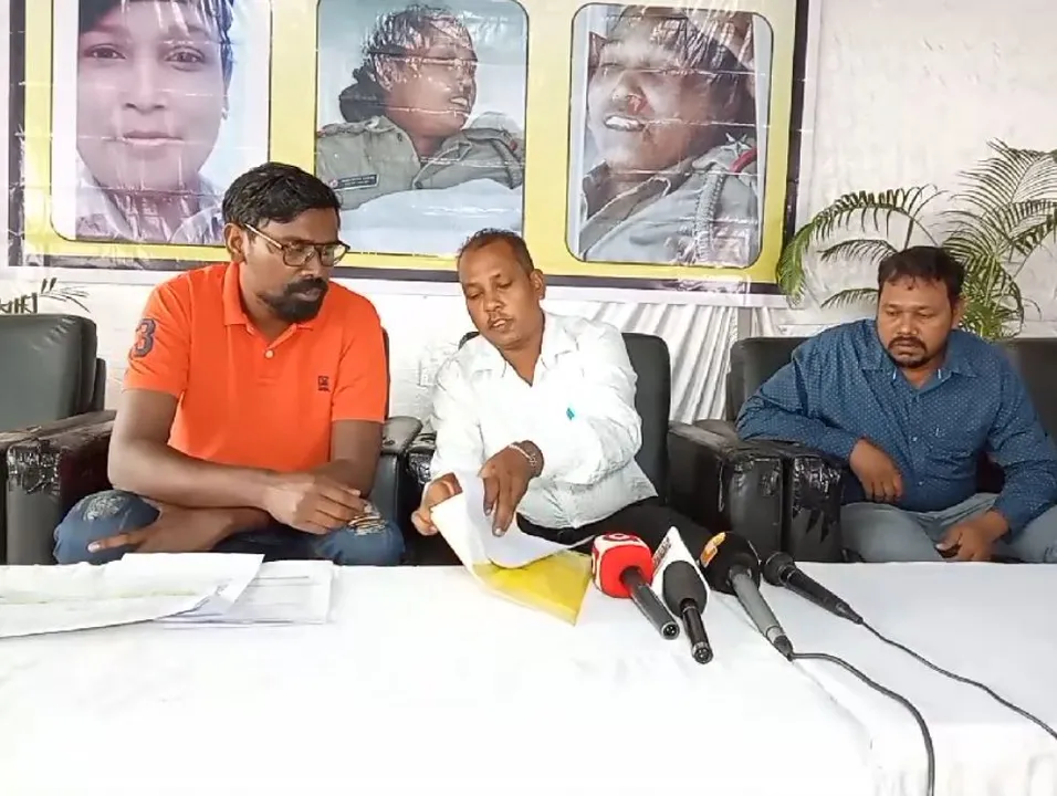  ରାଉରକେଲା ଏଏସଆଇ ଲୁଗୁନଙ୍କ ମୃତ୍ୟୁ ଘଟଣାରେ ପରିବାର ପକ୍ଷରୁ ସାମ୍ବାଦିକ ସମ୍ମିଳନୀ । ସିବିଆଇ ତଦନ୍ତ ପାଇଁ ଦାବି